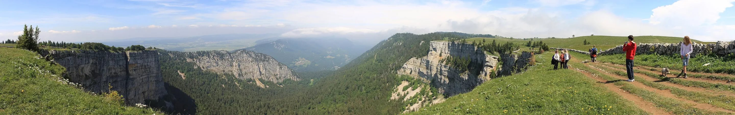 Panorama du cirque du Creux du Van, falaises et pâturages