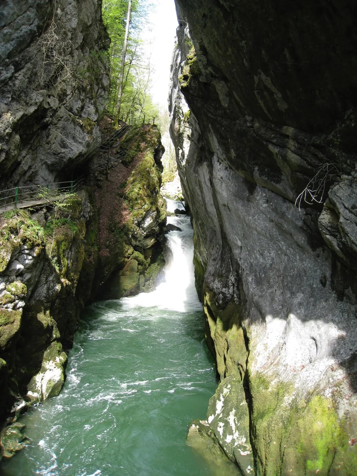Gorges de l'Areuse — cascade et eaux turquoise entre les parois rocheuses verticales du canyon, Val-de-Travers