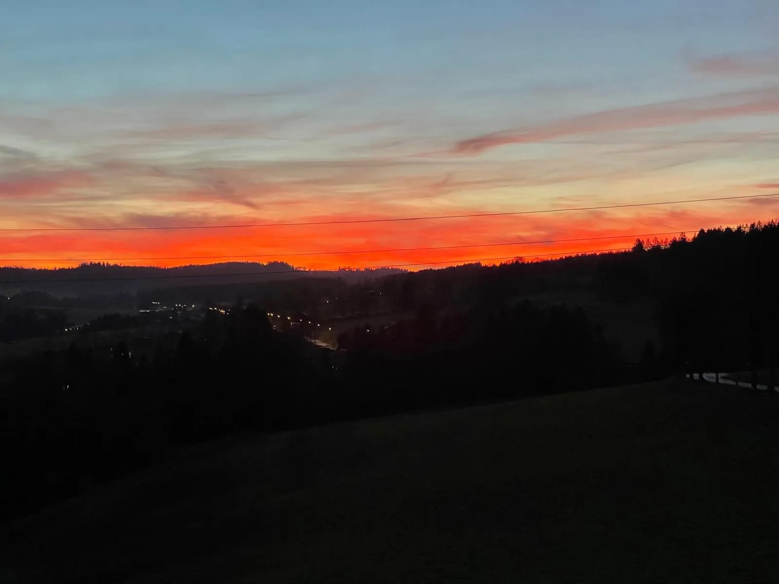 Coucher de soleil flamboyant sur la vallée du Val-de-Travers, vue depuis EssenceCiel